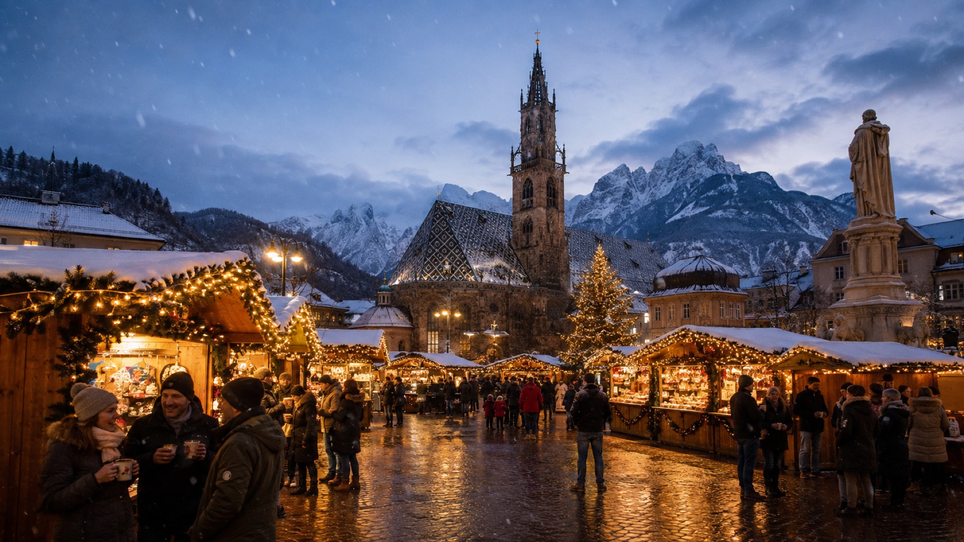 Jarmark bozonarodzeniowy na Piazza Walther w Bolzano o zmierzchu - drewniane stragany w lampkach, katedra i osniezone Dolomity w tle